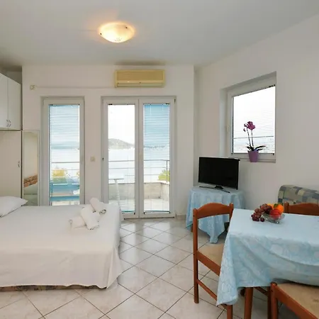 Apartment Mana, Murter